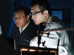Jun Mao (rechts) und Zhifeng Ren im Materialforschungslabor. Bild: uh.edu