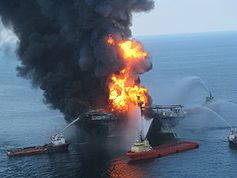 Deepwater Horizon war eine Ölbohrplattform  im Golf von Mexiko. Am 22. April 2010, zwei Tage nach einer Explosion, sank sie ins Meer und verursachte eine schwere Ölpest. Die Plattform war 2001 gebaut worden, die Firma Transocean betrieb sie im Auftrag von BP für Ölbohrungen in rund 1500 Meter tiefen Gewässern. Bild: de.wikipedia.org