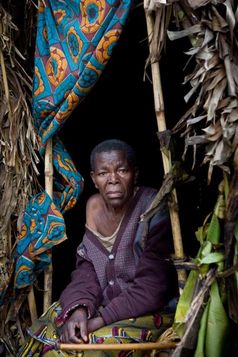 Alter Mann vor provisorischer Unterkunft im Flüchtlingslager Minova im Kampfgebiet Ostkongo. Bild: obs/Cap Anamur