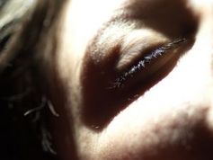 Geschlossenes Auge: Schlaf hilft uns, Kraft zu sammeln. Bild: pixelio.de, Jurek