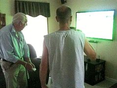 Alter Mann spielt Wii: Videospiele haben therapeutisches Potenzial. Bild: FlickrCC/Diaper