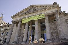 Greenpeace-Banner oben am Reichstag in Berlin. Unter der Inschrift "Dem deutschen Volke" steht jetzt "... eine Zukunft ohne Atomkraft". Bild: Greenpeace