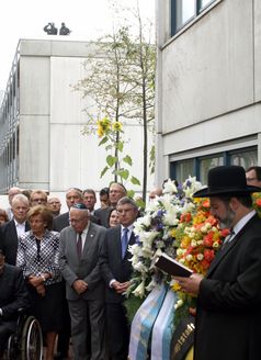 Gedenken und Kranzniederlegung vor dem Gebäude Connollystr. 31 im Olympischen Dorf am 40. Jahrestag, 5. September 2012.