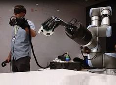 Teleoperation: Handschuh steuert Roboterhand.