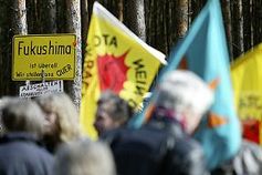 Am Tag der Reaktorkatastrophe von Fukushima (Japan) protestierten 500 Wendländer am und auf dem Gelände des geplanten Endlagers in Gorleben. Unterstützt wurden die Demonstranten von rund 30 Treckern. Die AKW-Gegner überwanden Sperrzäune und besetzten vorübergehend Gelände und Gebäude. Bild: Andreas Conradt / PubliXviewinG 