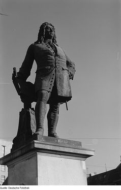Das Händel-Denkmal auf dem Marktplatz in Halle (Saale), 1949