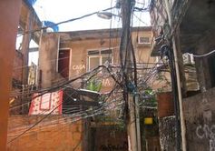 Netz in Brasilien: Stromleitungen in einer Favela. Bild: flickr.com/AHLN