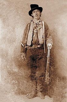 Henry McCarty, auch William H. Bonney, Henry Antrim oder auch Kid Antrim (* vermutlich 23. November 1859 in New York oder Indiana; † 14. Juli 1881 in Fort Sumner, New Mexico), besser bekannt als Billy the Kid, ist eine der bekanntesten legendären Figuren der Westerngeschichte. Quelle: de.wikipedia.org
