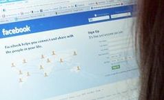 acebook-Nutzerin vor dem Computer. Bild: dts Nachrichtenagentur