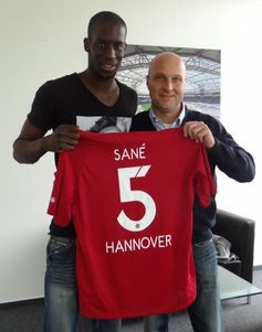 Salif Sané und Dirk Dufner nach der Vertragsunterzeichnung. Bild: "obs/Hannover 96 GmbH & Co. KGaA"