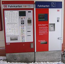 Verkaufsautomaten der Deutschen Bahn AG. Links ein Automat für den Nahverkehr (mit mechanischen Tasten) und rechts für den Fernverkehr (bedient über den Touchscreen). Bild: de.wikipedia.org