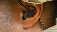 "TCAPS": Neue Hightech-Ohrhörer schützen das Gehör. Bild: peosoldier.army.mil