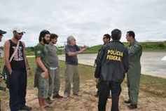José Carlos Meirelles und brasilianische Polizisten an FUNAIs abgelegenem Wachposten am Envira-Fluss. Der Posten wurde wahrscheinlich von Drogenschmugglern überfallen. Bild: Maria Emília Coelho/Survival