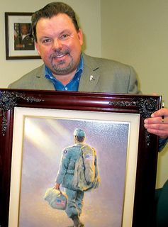 Kinkade mit einer Kopie seines Bildes "Heading Home" im Oktober 2005.