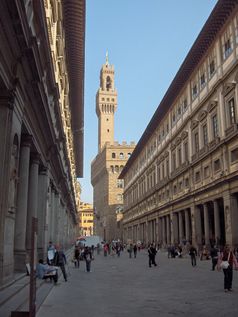Uffizien, fotografiert in Richtung der Piazza della Signoria, hinten Palazzo Vecchio