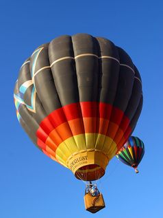 Zwei Heißluftballons in der Luft