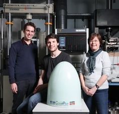 EPFL-Forscher mit Teil aus selbstheilendem Plastik.