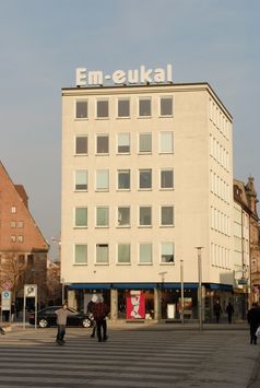 Em-eukal-Werbung an einem Gebäude in Nürnberg