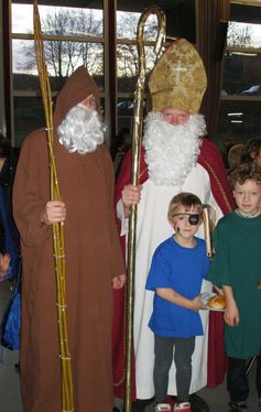 Der Nikolaus mit seinem Knecht Ruprecht. Der Nikolaus hat die Mitra (Bischofsmütze) auf und den Bischofsstab und das goldene Buch dabei. Der Ruprecht hat die Rute in der Hand.