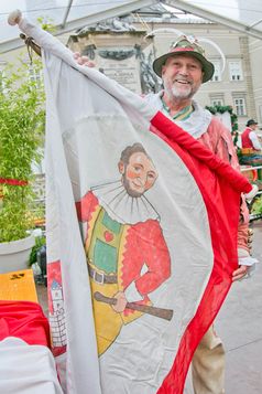 Der Salzburger Hanswurst hisst die Marktfahne zur Eröffnung des Salzburger Rupertikirtags.