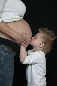 Babybauch: Eltern verletzen Rechte der Kinder Bild: pixelio.de/Norbert Roemers