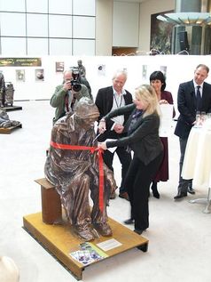 Bronzeskulptur des dänischen Bildhauers Jens Galschiøt Bild: projekt UDENFOR