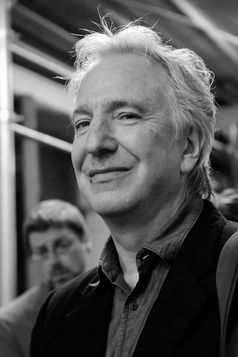 Alan Rickman Bild: Marie-Lan Nguyen - http://www.flickr.com/photos/jastrow/6343878187/. Lizenziert unter CC BY 2.0 über Wikimedia Commons