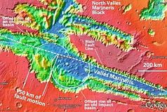 Valles Marineris: Möglicher Hinweis auf frühere Beben. Bild: Google Mars/MOLA