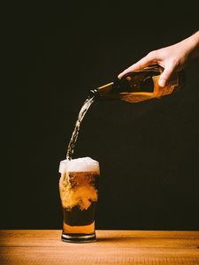 Bier: Viele Junge unterschätzen Risiken von Alkohol.