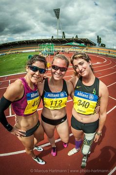 Die Italienerin Martina Caironi gemeinsam mit den Sprinterinnen Ilse Hayes (Südafrika) und Janne Engeleiter (BPRSV Cottbus). Bild: IDM 2015/Hartmann