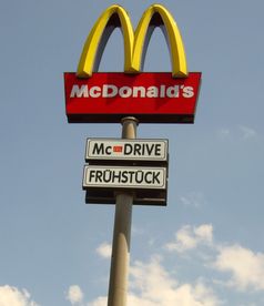 McDonald’s-Logo auf einem Pylon