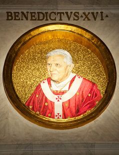 Das Medaillon des jetzigen Papstes Benedikt XVI. in St. Paulus vor den Mauern