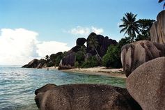 Due Strände der Seychellen sind für die dunklen Granitfelsen bekannt. Bild: Wolfgang Weitlaner