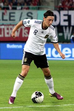 Mesut Özil (2011) im Trikot der deutschen Nationalmannschaft