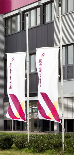 Trauerbeflaggung der Germanwings-Zentrale in Köln am 31. März 2015