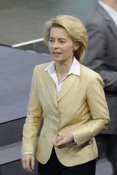 Ursula von der Leyen bei der Unterzeichnung des Koalitionsvertrages der 18. Wahlperiode des Bundestages (2013).
