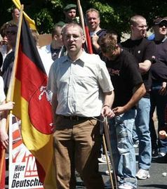 Andreas Molau (in der Mitte) bei einer Demonstration der NPD am 18. Juni 2005 in Braunschweig