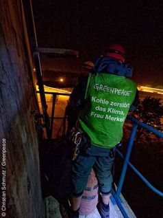 Greenpeace-Aktivisten beim Aufstieg auf den Kühlturm des Braunkohlekraftwerks Jänschwalde. Mit Kohle ist Klimaschutz nicht zu verwirklichen. Bild: Christian Schmutz / Greenpeace