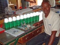 Die Solarlampen sind aufgeladen und leuchten. Sie sind bereit für die Auslieferung in die tansanischen Dörfer. Denis arbeitet in der Werkstatt in Mpwapwa, die der bayrische Verein solarprojekt-freilassing dort aufgebaut hat. Die DBU förderte das Projekt. 