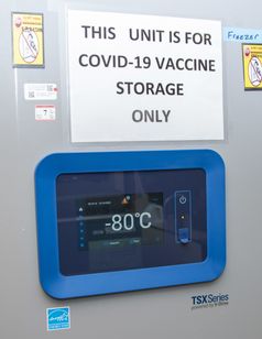 Lagerung des Impfstoffs in einem Ultratiefkühlschrank bei −80 °C im Dezember 2020 (Symbolbild)