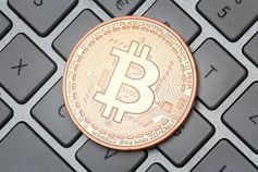 Bitcoin auf Tastatur: Währung mit Rekordwert. Bikd: Tim Reckmann, pixelio.de