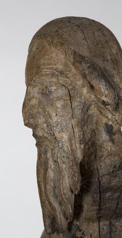 Am Kopf der Holzskulptur sind viele Spuren der einstigen Bemalung erhalten.
Quelle: (Foto: Martin-von-Wagner-Museum) (idw)