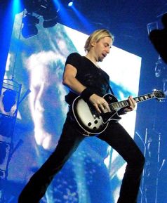 Chad Robert Turton, besser bekannt als Chad Kroeger, ist ein kanadischer Musiker. Er wurde als Sänger und Gitarrist der Band Nickelback berühmt.