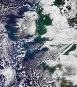 Ein Anblick, an den wir uns möglicherweise gewöhnen müssen: Große Teile Großbritanniens und Mitteleuropas waren im vergangenen Winter von Schnee bedeckt, wie diese Satellitenaufnahme vom 7. Januar 2010 zeigt NASA