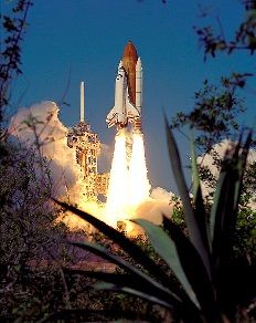 Die Raumfähre Endeavour bei einem früheren Start der Mission STS-99 Bild: de.wikipedia.org