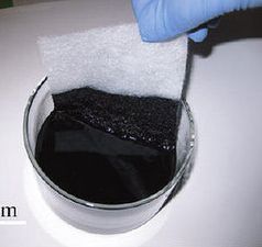 Ein Stück Stoff wird in Nanopartikel-Tinte getaucht. Bild: stanford.edu