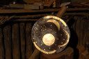 Die Himmelscheibe von Nebra - datiert auf 1600 v. Chr., aus gegossener Bronze und dann flach geschmiedet, 2,3 kg schwer, 32 cm Durchmesser - sie bildet das damalige astronomische Wissen der Menschen ab. Bild: ZDF und Susanne Dittmann