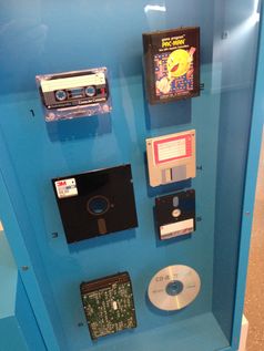 Verschiedene Datenträger für Computerspiele. Die oberen fünf sind historisch.