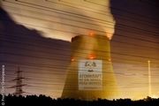 Greenpeace fordert Bundeskanzlerin Angela Merkel, die das AKW auf ihrer Energiereise besucht, auf, Atomkraftwerke nicht länger laufen zu lassen.