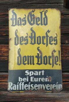 Werbeschild für Raiffeisen an einem Haus in Bad Füssing (Symbolbild)